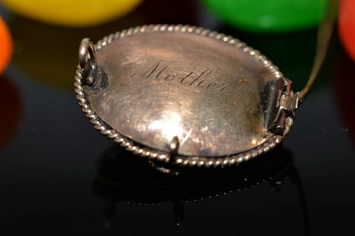 14K Yellow Gold Antique 1 inch Oval Mourning Brooch
