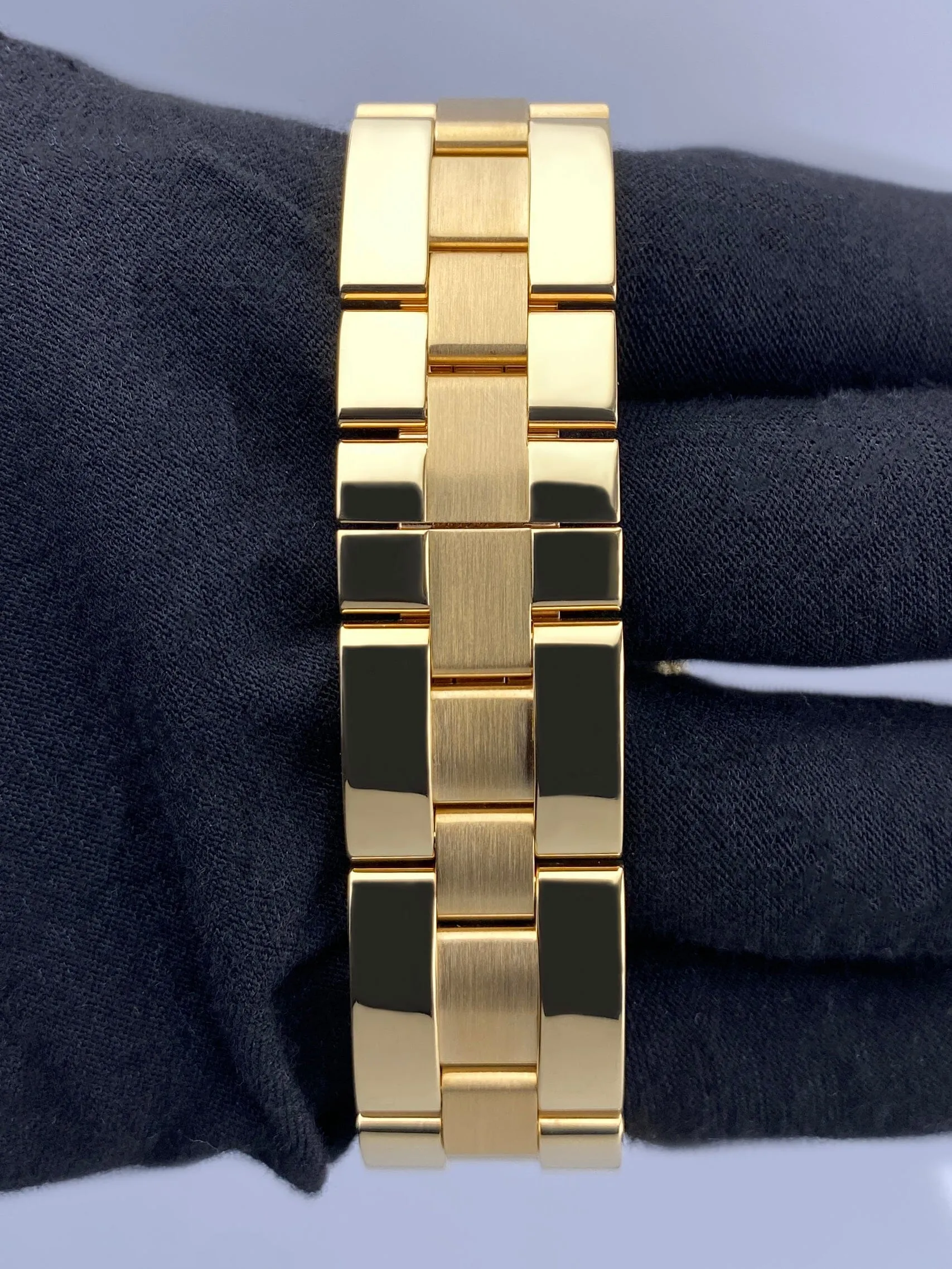 Cartier Roadster Large W62005V1 18K Yellow Gold Mens Watch Box Papers