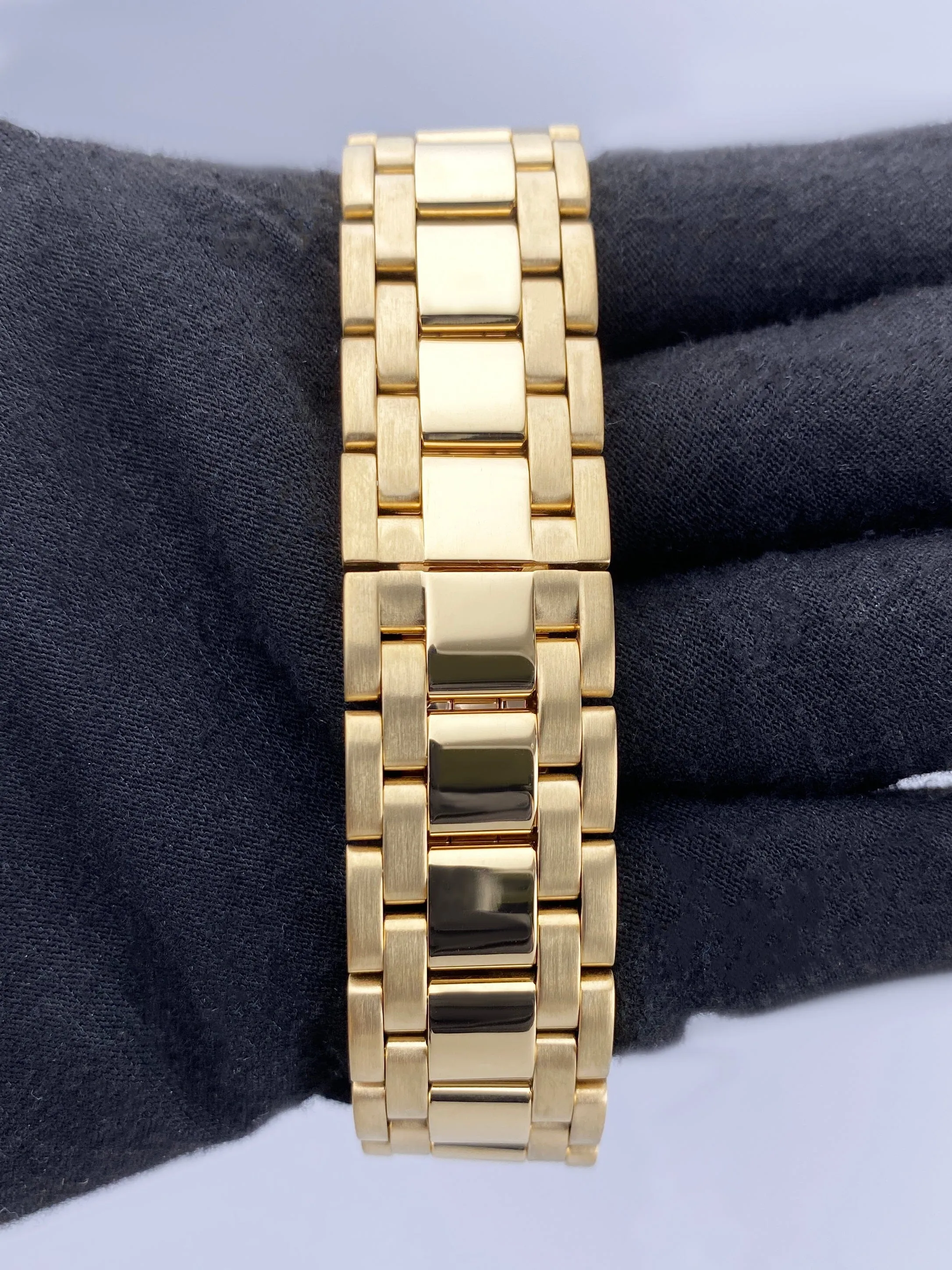 Cartier Tank Americaine Large W26031K2 18K Yellow Gold Mens Watch