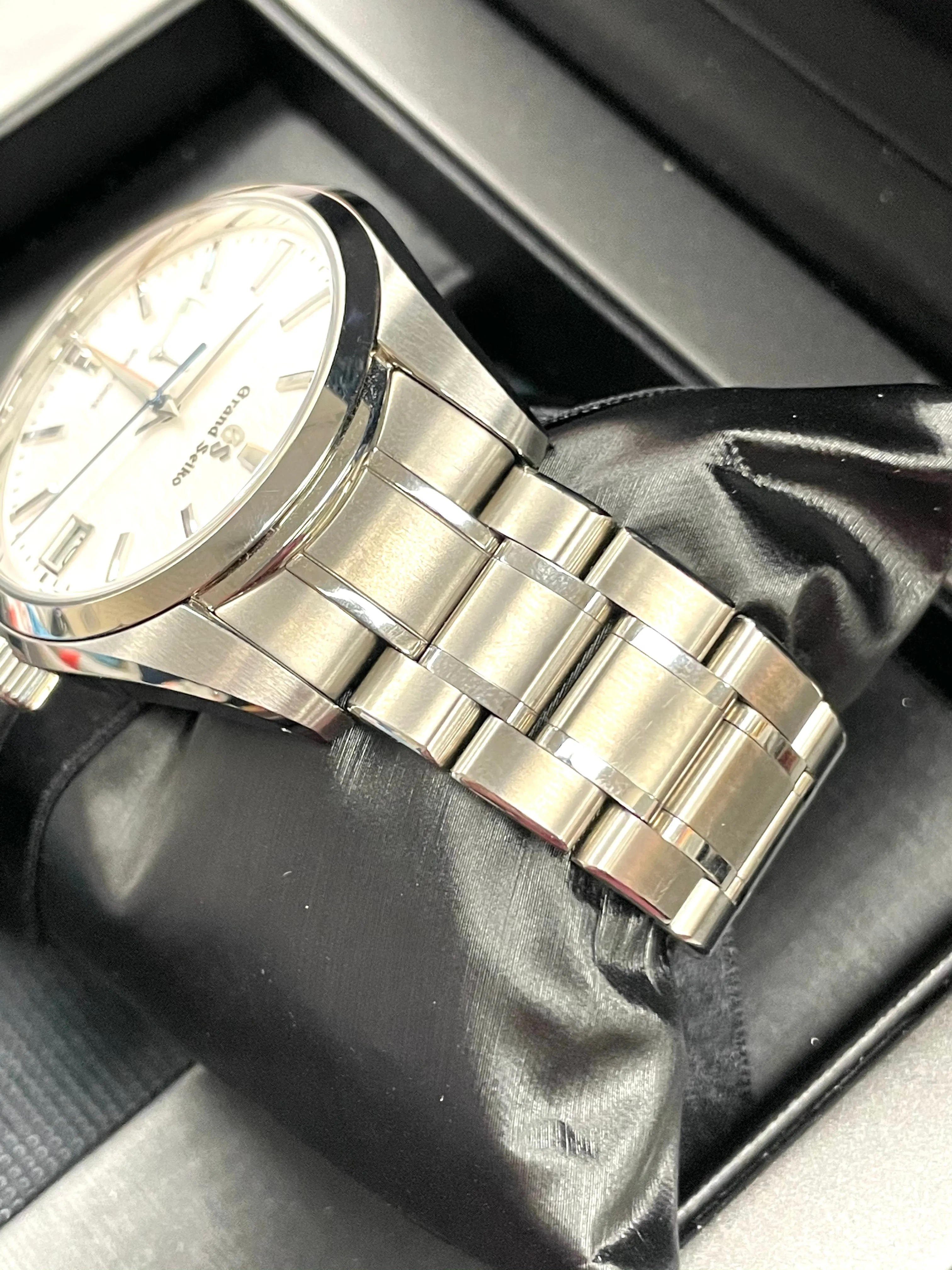LNIB Seiko GS Grand Seiko 42mm Titanium White Snowflake Automatic SBGA211