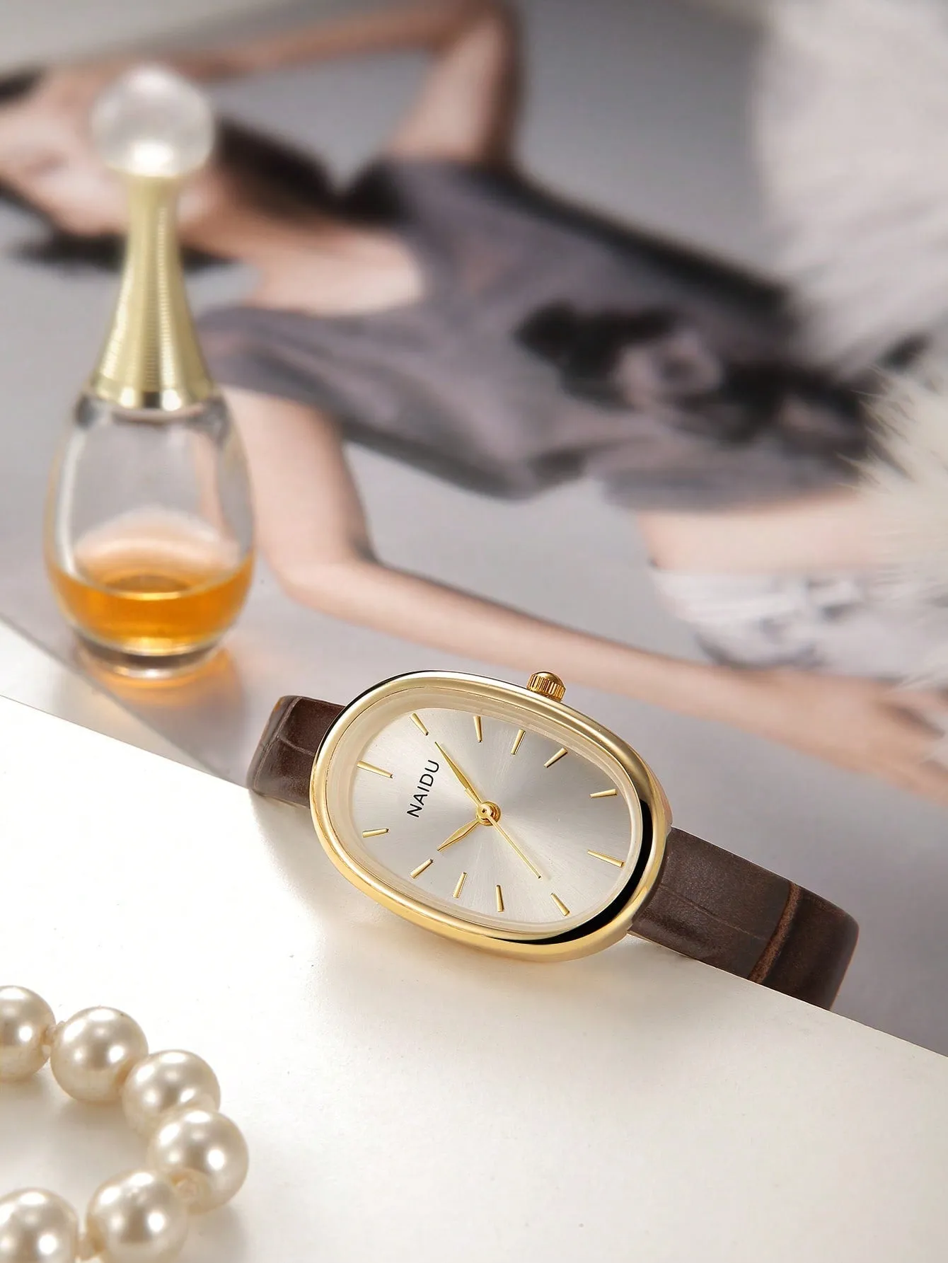 Simple Leather Strap Quartz Wristwatch