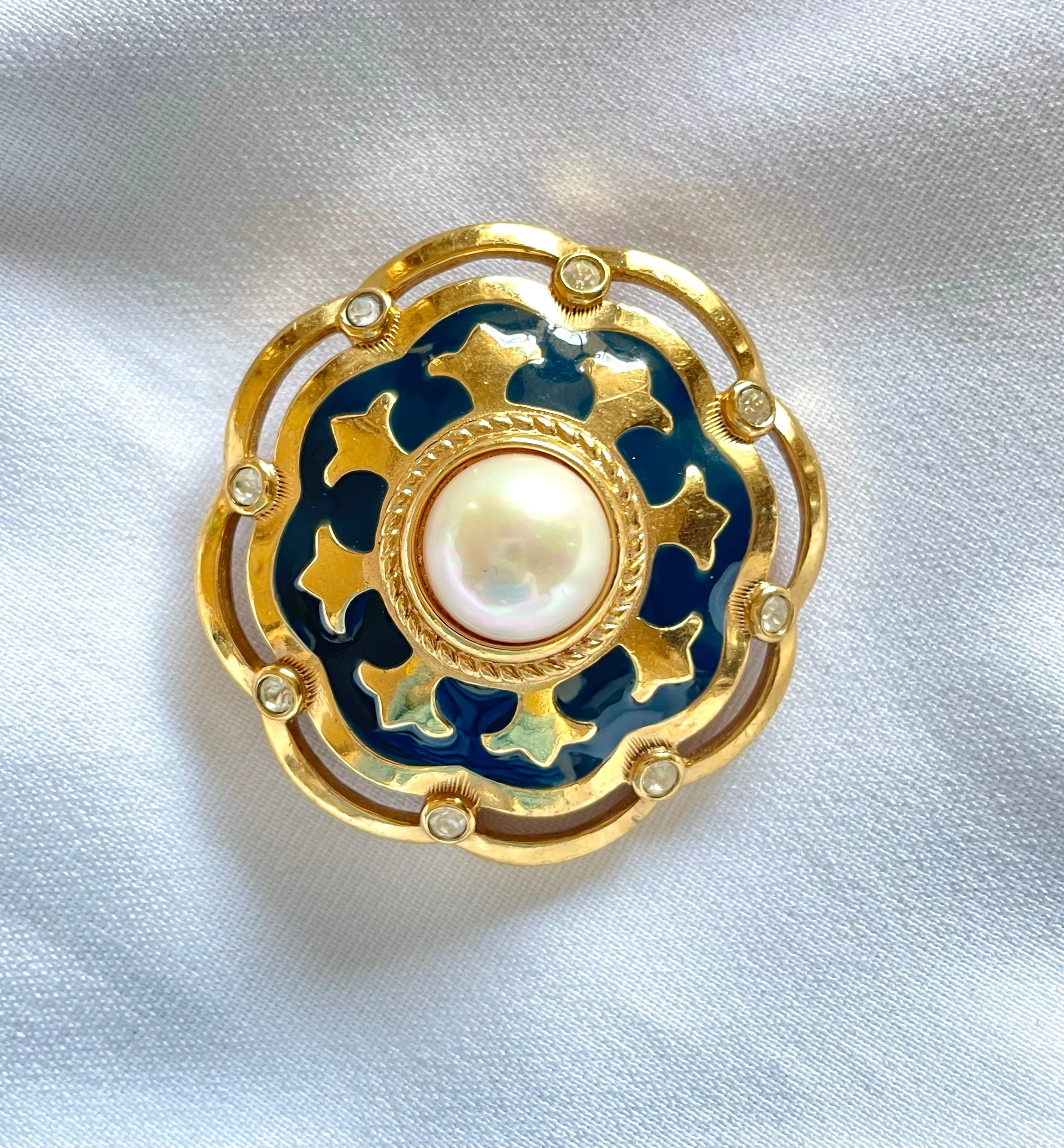 Vintage Burberry faux pearl, crystal stones, and gold and navy tone detailed design brooch. Rare Burberry masterpiece. 0503101