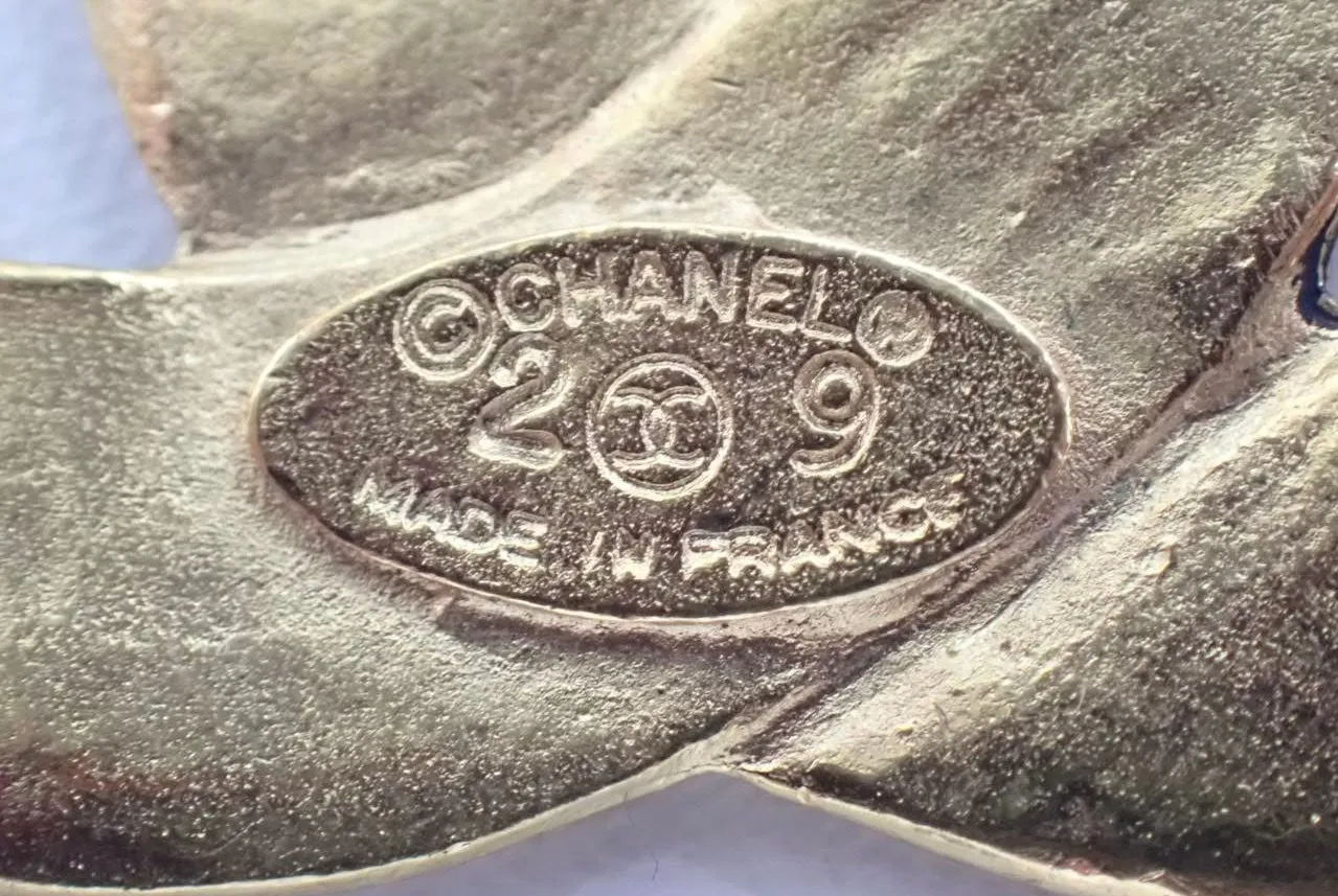 Vintage CHANEL classic matelasse CC mark brooch pin in mesh design. Classic jewelry. 061126ac1