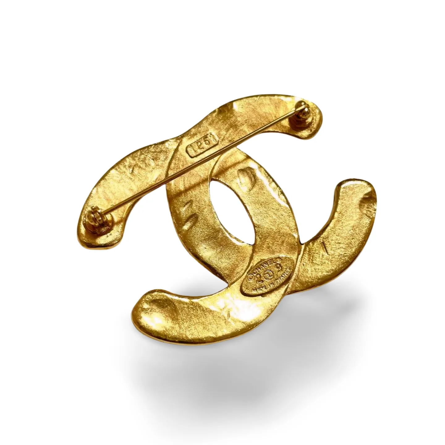 Vintage CHANEL classic matelasse CC mark brooch pin in mesh design. Classic jewelry. 061126ac1
