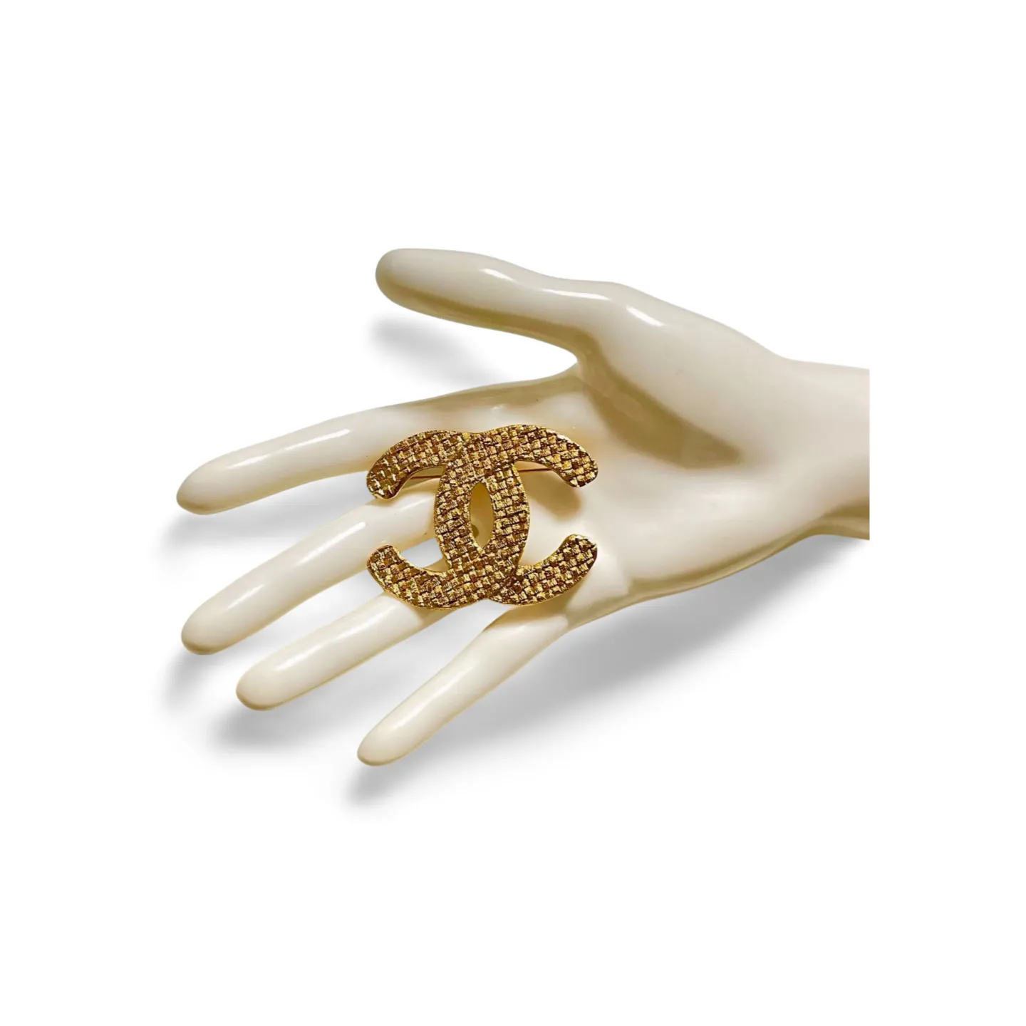 Vintage CHANEL classic matelasse CC mark brooch pin in mesh design. Classic jewelry. 061126ac1