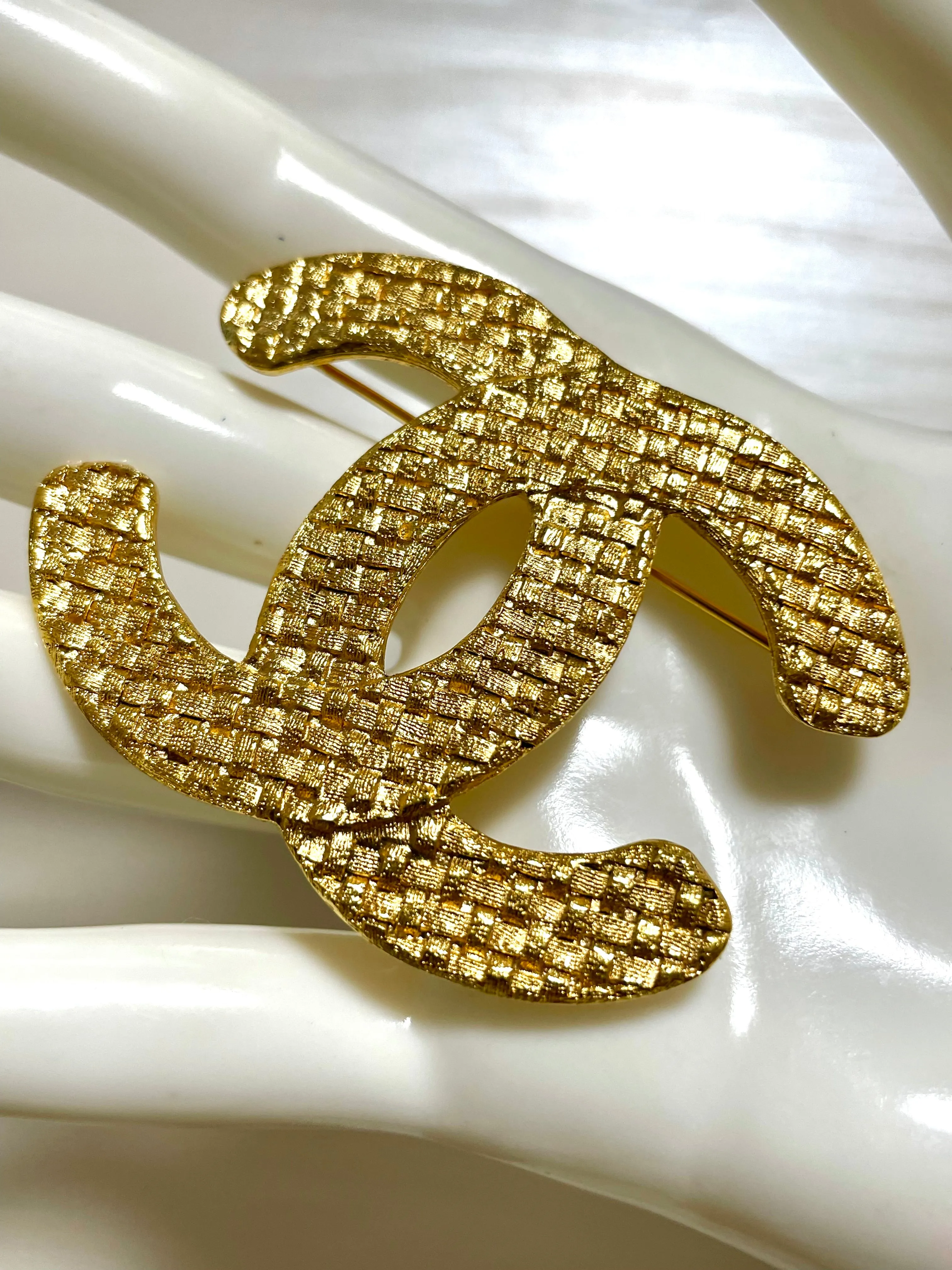 Vintage CHANEL classic matelasse CC mark brooch pin in mesh design. Classic jewelry. 061126ac1
