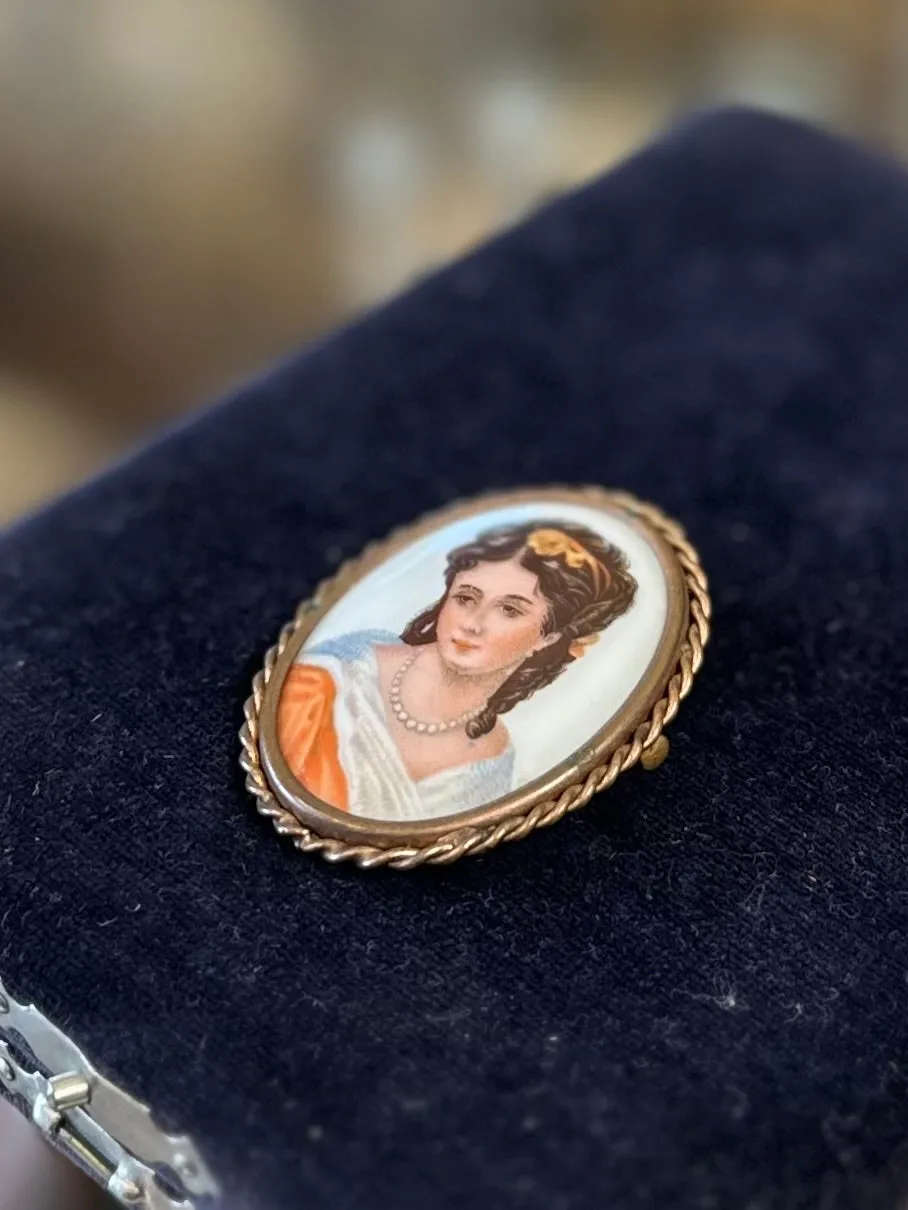 Vintage Signed LIMOGES FRANCE Painted Porcelain Portrait of a Lady Oval Gold Tone Brooch