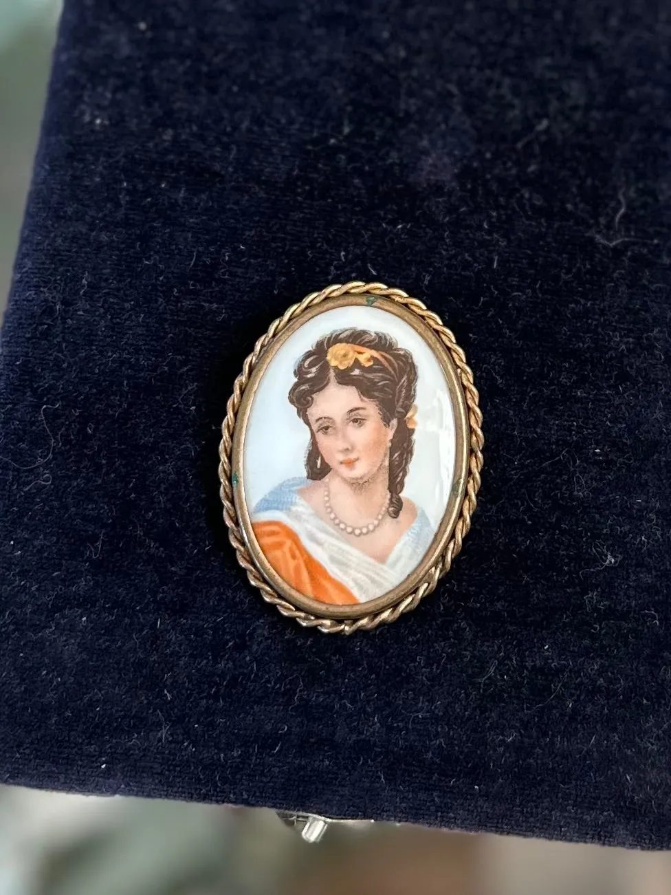Vintage Signed LIMOGES FRANCE Painted Porcelain Portrait of a Lady Oval Gold Tone Brooch