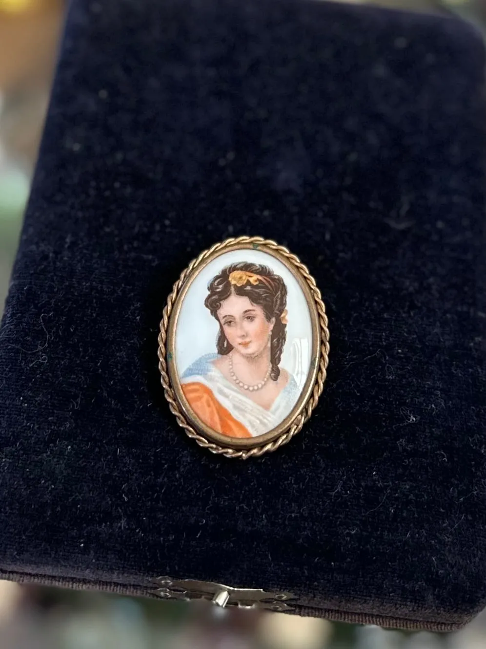 Vintage Signed LIMOGES FRANCE Painted Porcelain Portrait of a Lady Oval Gold Tone Brooch